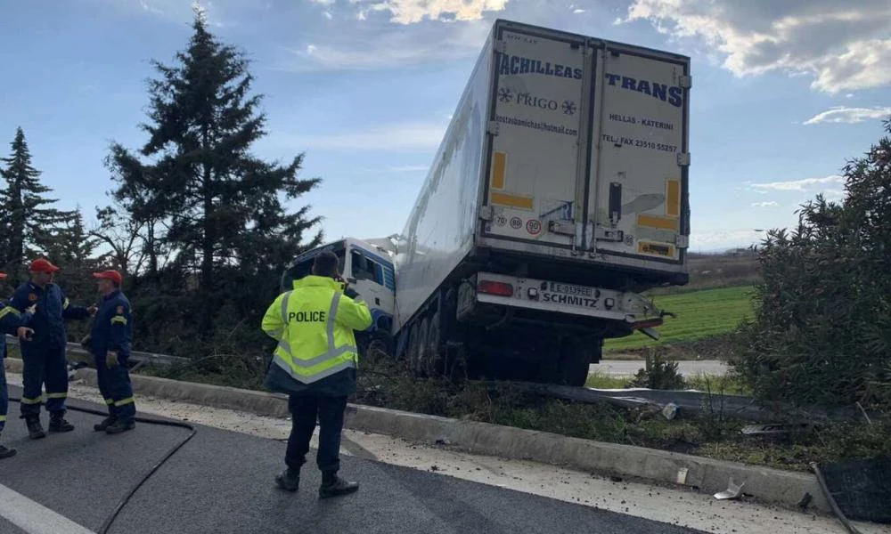Λάρισα: Νταλίκα εξετράπη της πορείας της στον κόμβο της Γυρτώνης